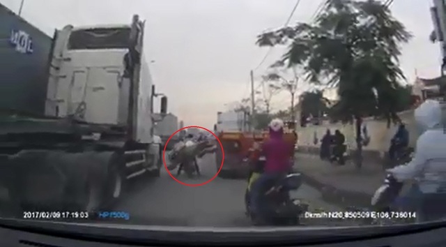 Video người phụ nữ đi xe máy chở cồng kềnh va quệt với xe container tại Hải Phòng - Ảnh 3.