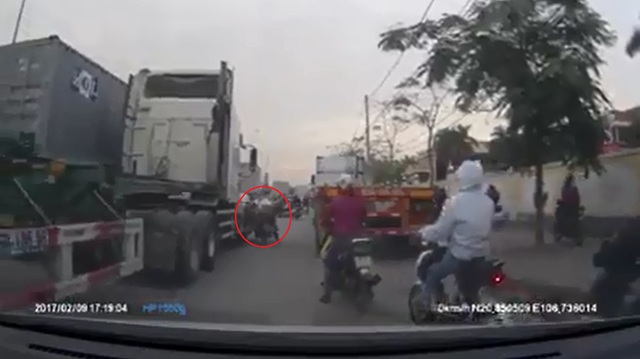 Video người phụ nữ đi xe máy chở cồng kềnh va quệt với xe container tại Hải Phòng - Ảnh 4.