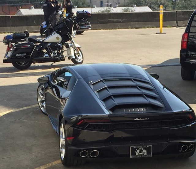 Lady Gaga lái siêu xe Lamborghini Huracan đi diễn, có cả cảnh sát dẫn đường - Ảnh 3.