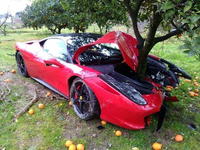 Siêu xe Ferrari 458 Italia đi thuê vỡ toác đầu vì đâm vào gốc cây cam - Ảnh 1.