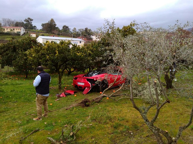 Siêu xe Ferrari 458 Italia đi thuê vỡ toác đầu vì đâm vào gốc cây cam - Ảnh 3. Siêu xe Ferrari 458 Italia đi thuê vỡ toác đầu vì đâm vào gốc cây cam - Ảnh 3.