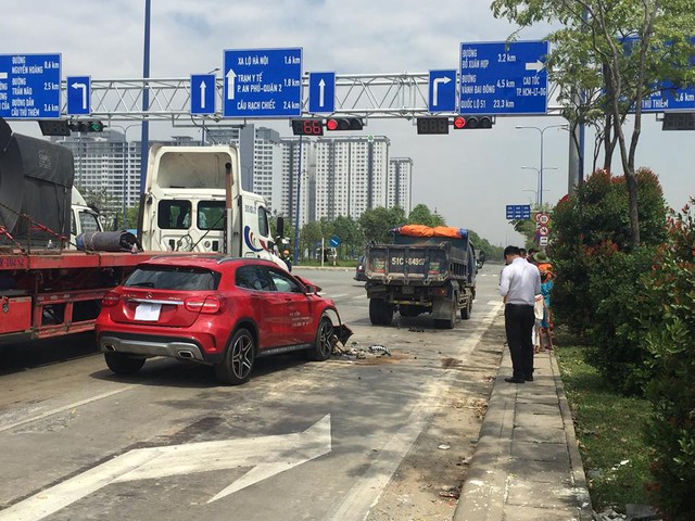 Sài Gòn: Húc đuôi ô tô tải đang chờ đèn đỏ, Mercedes-Benz GLA của đại lý nát đầu - Ảnh 1.