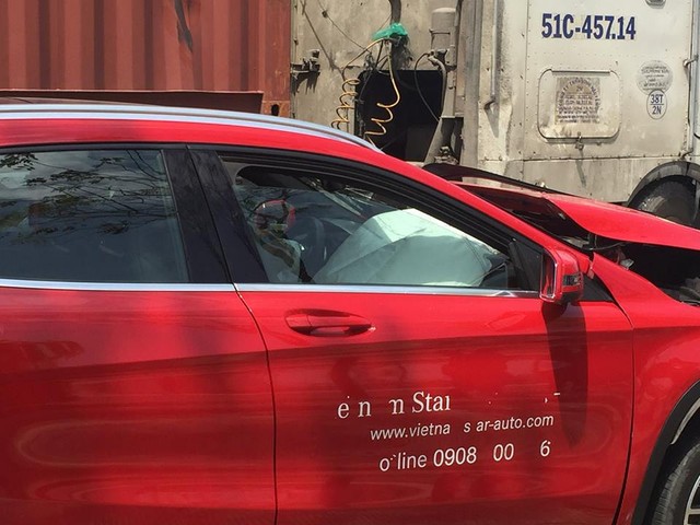 Sài Gòn: Húc đuôi ô tô tải đang chờ đèn đỏ, Mercedes-Benz GLA của đại lý nát đầu - Ảnh 2.