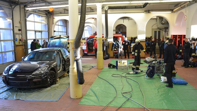 Lực lượng cứu hỏa xẻ thịt xe sang Porsche Panamera 2017 để diễn tập - Ảnh 2.