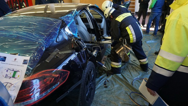 Lực lượng cứu hỏa xẻ thịt xe sang Porsche Panamera 2017 để diễn tập - Ảnh 3.