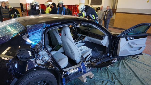 Lực lượng cứu hỏa xẻ thịt xe sang Porsche Panamera 2017 để diễn tập - Ảnh 4.
