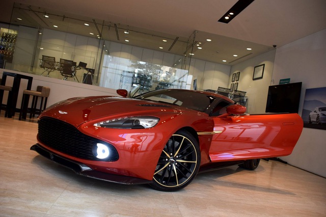 Soi từng chi tiết của siêu phẩm Aston Martin Vanquish Zagato ngoài đời thực - Ảnh 1.