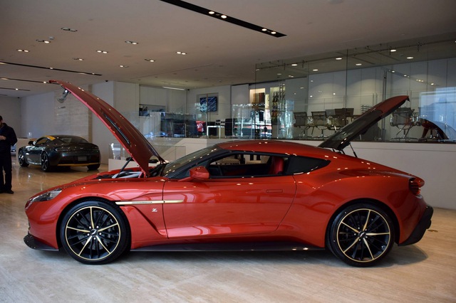 Soi từng chi tiết của siêu phẩm Aston Martin Vanquish Zagato ngoài đời thực - Ảnh 4.