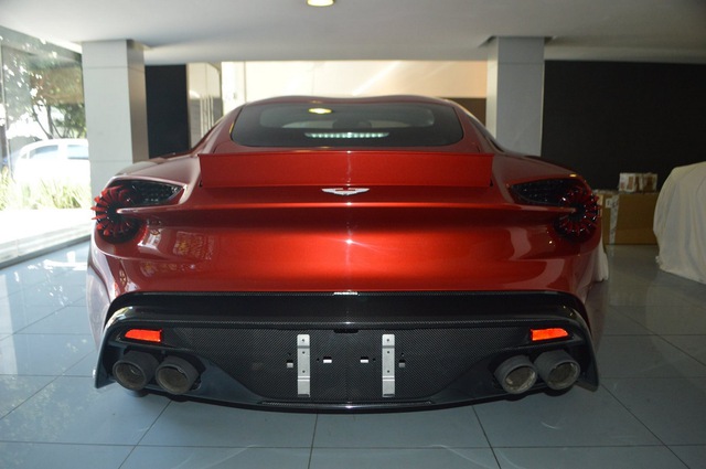 Soi từng chi tiết của siêu phẩm Aston Martin Vanquish Zagato ngoài đời thực - Ảnh 10.