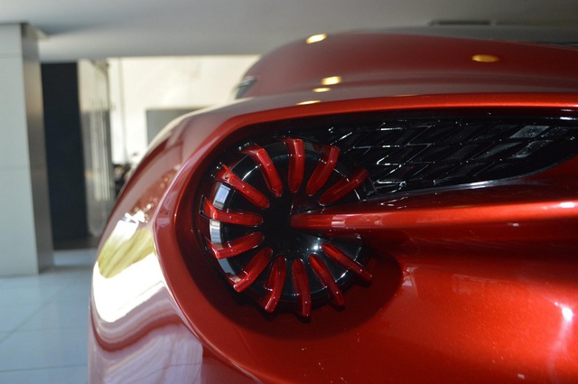 Soi từng chi tiết của siêu phẩm Aston Martin Vanquish Zagato ngoài đời thực - Ảnh 11.