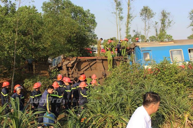 Tàu hỏa đâm xe tải tại Thừa Thiên - Huế, ít nhất 3 người tử vong - Ảnh 4.
