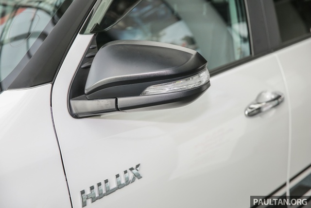 Cận cảnh Toyota Hilux bản đặc biệt mới tại Malaysia - Ảnh 8.