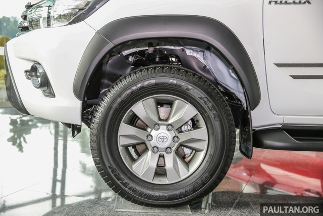 Cận cảnh Toyota Hilux bản đặc biệt mới tại Malaysia - Ảnh 9.
