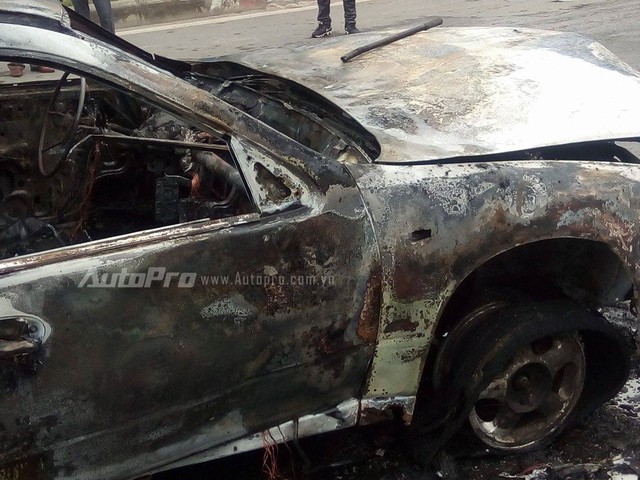 Xe Nissan cũ bốc cháy tại Hà Nội - Ảnh 4.
