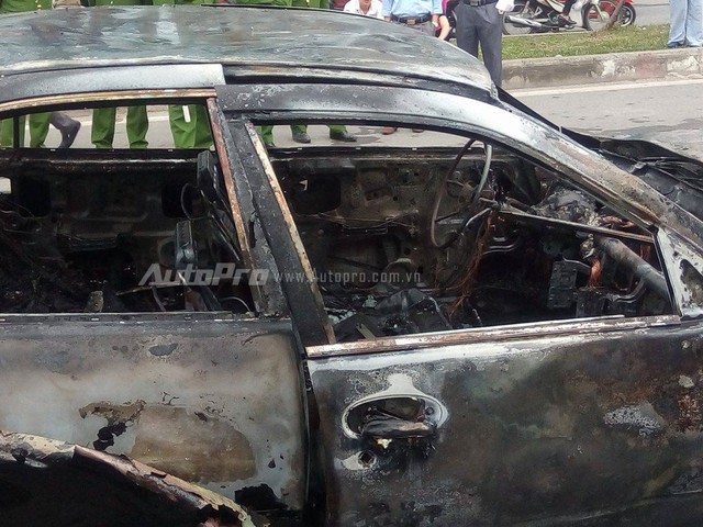 Xe Nissan cũ bốc cháy tại Hà Nội - Ảnh 6.