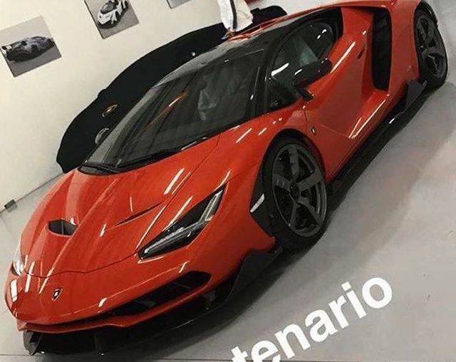 Tiểu vương Ả-Rập mua chiếc siêu xe Lamborghini Centenario đầu tiên - Ảnh 2.