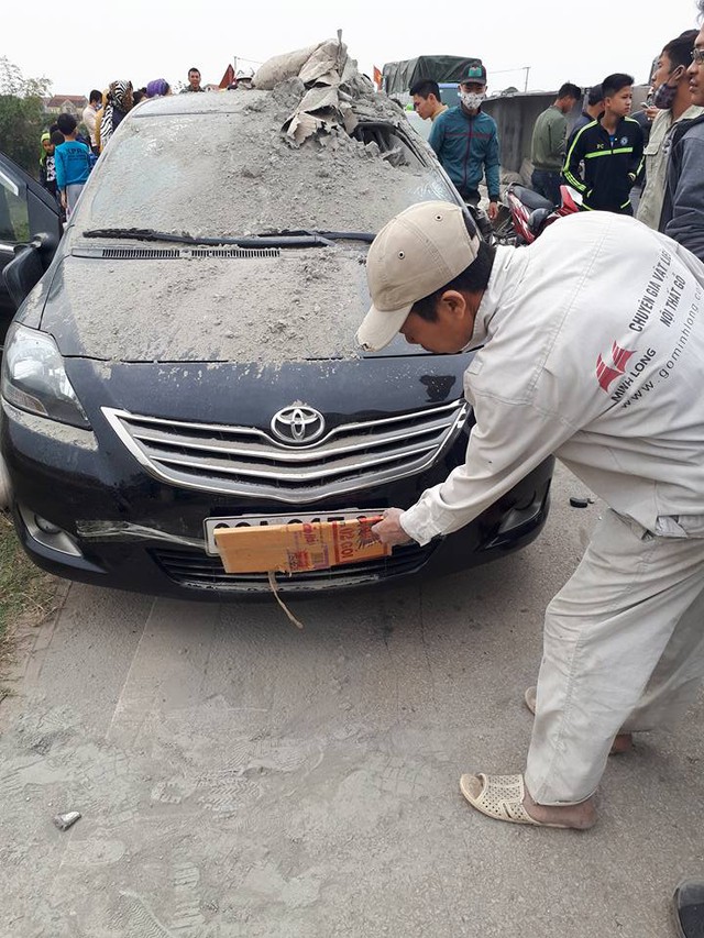 Hưng Yên: Ô tô tải chở vật liệu xây dựng lật ngang, Honda Civic và Toyota Vios bị vạ lây - Ảnh 3.