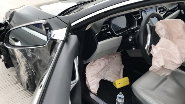 Cư dân mạng tranh cãi về vụ Tesla Model S va chạm với dải phân cách cứng - Ảnh 2.