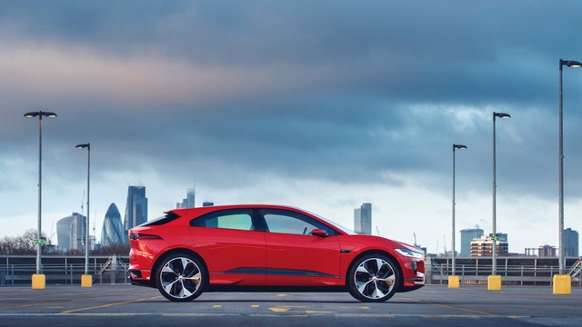 Xem cảnh báo đỏ Jaguar I-Pace được chuyển vào triển lãm Geneva 2017 - Ảnh 5.