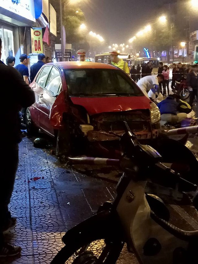 Toyota Yaris gây tai nạn liên hoàn tại Hà Nội, ít nhất 6 người bị thương - Ảnh 4.