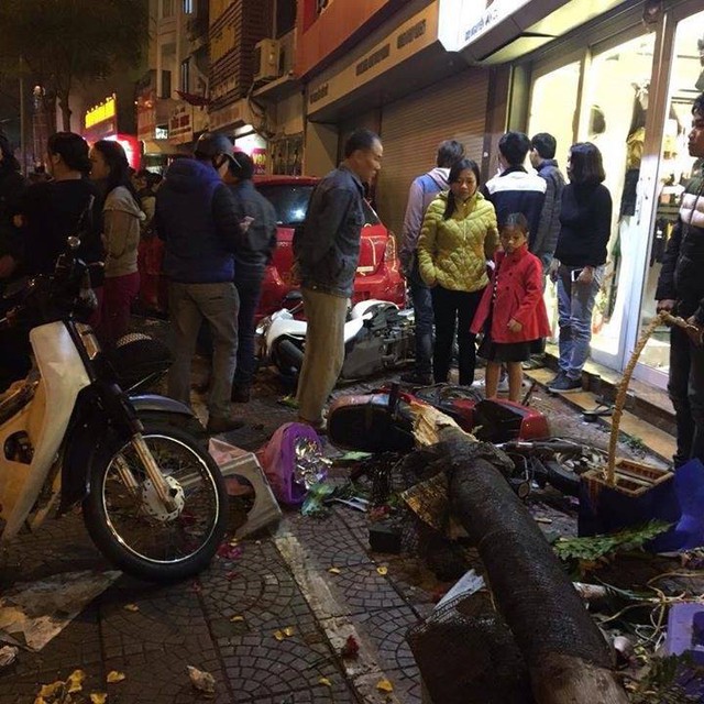 Khoảnh khắc kinh hoàng khi Toyota Yaris đâm liên hoàn khiến 6 người bị thương tại Hà Nội - Ảnh 3.