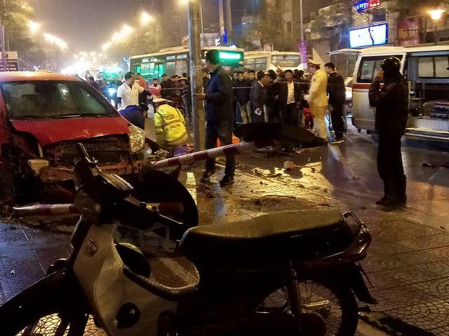 Toyota Yaris gây tai nạn liên hoàn tại Hà Nội, ít nhất 6 người bị thương - Ảnh 9.