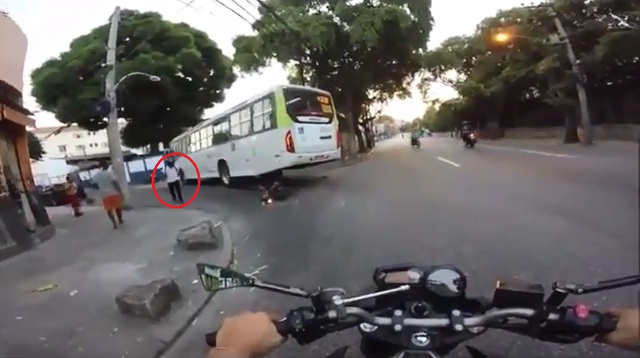 Bị xe buýt cuốn vào gầm, biker đứng dậy như không có gì xảy ra - Ảnh 5. Bị xe buýt cuốn vào gầm, biker đứng dậy như không có gì xảy ra - Ảnh 5.