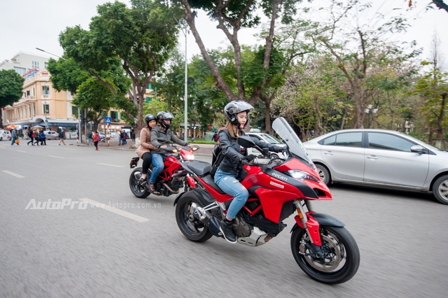 Hà Nội: Dàn nữ biker xuống phố ngày 8/3 - Ảnh 6. Hà Nội: Dàn nữ biker xuống phố ngày 8/3 - Ảnh 6.
