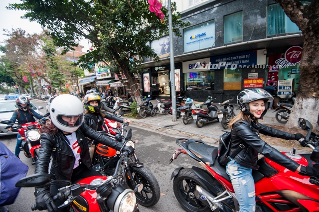 Hà Nội: Dàn nữ biker xuống phố ngày 8/3 - Ảnh 1.