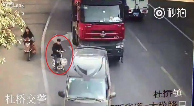 Người đi xe đạp điện bị ô tô tải cuốn vào gầm vì bon chen - Ảnh 3.