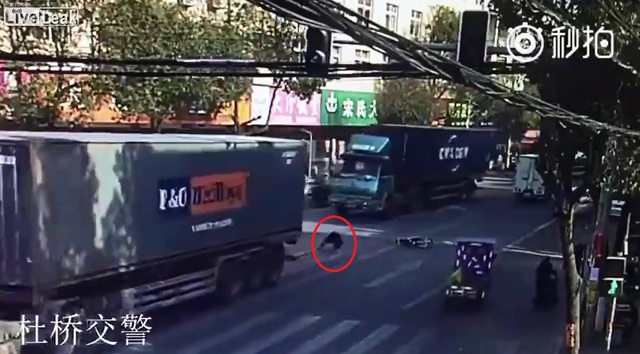 Người đi xe đạp điện bị ô tô tải cuốn vào gầm vì bon chen - Ảnh 5.