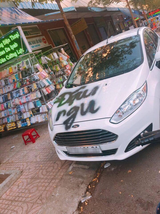 Đắk Lắk: Ford Fiesta bị xịt sơn lên nắp capô vì đỗ chắn cửa - Ảnh 1. Đắk Lắk: Ford Fiesta bị xịt sơn lên nắp capô vì đỗ chắn cửa - Ảnh 1.