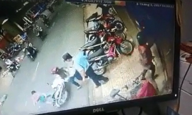 Hà Nội: Mẹ bất cẩn để con ngã xuống đường, bị xe máy đâm bất tỉnh - Ảnh 3.