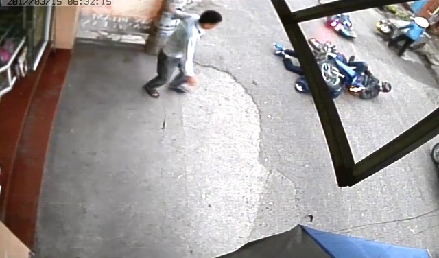 Video một người bị xe máy đè lên trong vụ tai nạn tại Hải Phòng - Ảnh 4.