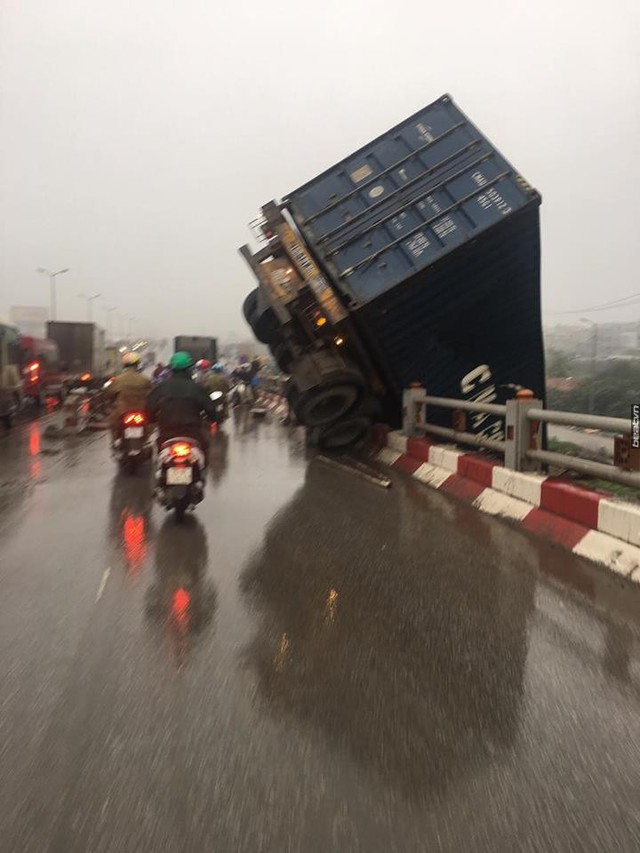 Tai nạn liên hoàn tại cầu Thanh Trì, một xe container cắm đầu xuống đất - Ảnh 4.
