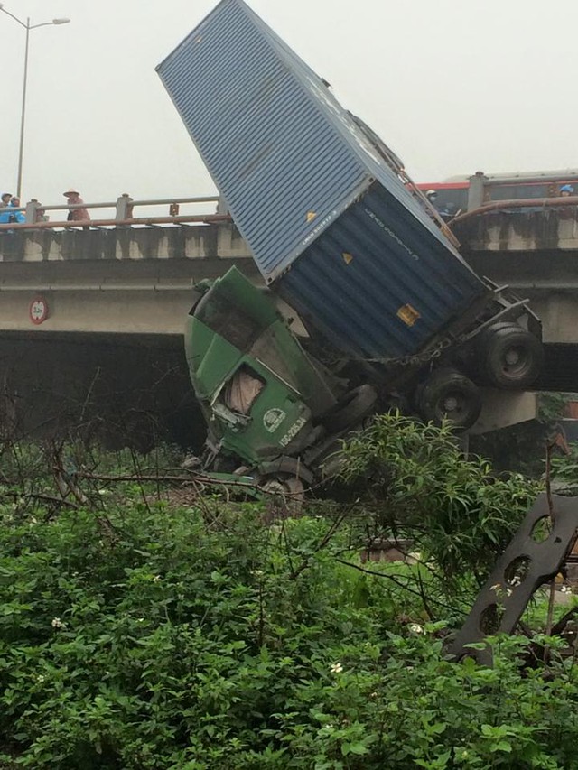 Tai nạn liên hoàn tại cầu Thanh Trì, một xe container cắm đầu xuống đất - Ảnh 6.