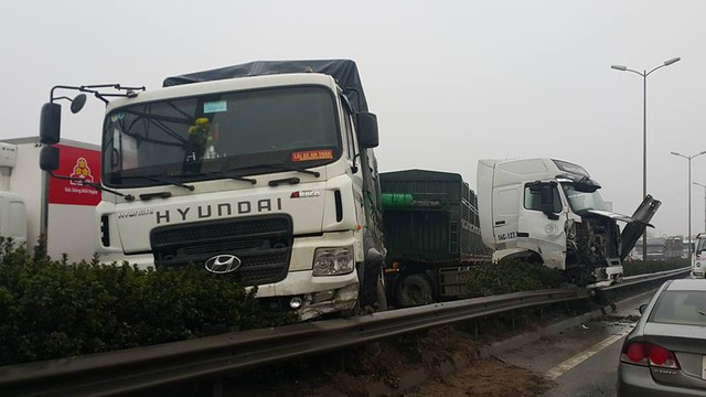 Tai nạn liên hoàn tại cầu Thanh Trì, một xe container cắm đầu xuống đất - Ảnh 5.