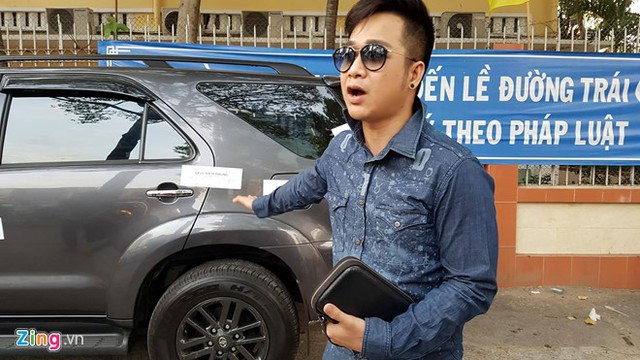 Toyota Fortuner của ca sỹ Quách Tuấn Du bị đưa về phường vì lấn chiếm vỉa hè - Ảnh 1.