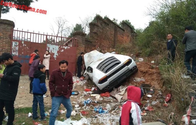 Siêu xe Lamborghini Huracan mất lái, đâm vào bãi rác - Ảnh 1.
