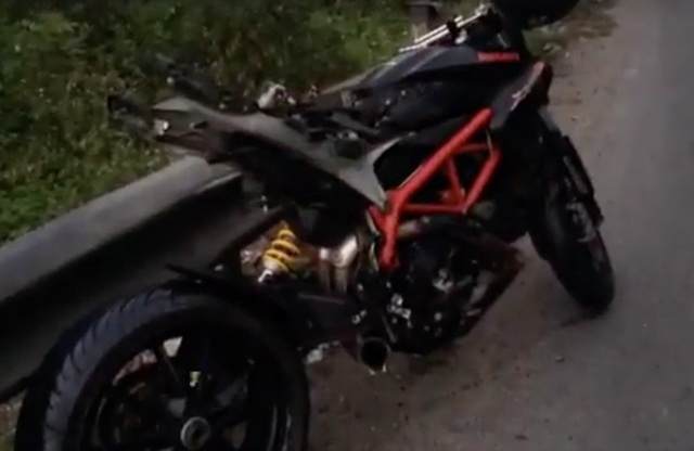 Johnny Trí Nguyễn gặp tai nạn khiến chiếc mô tô Ducati Hypermotard hỏng nặng - Ảnh 2.