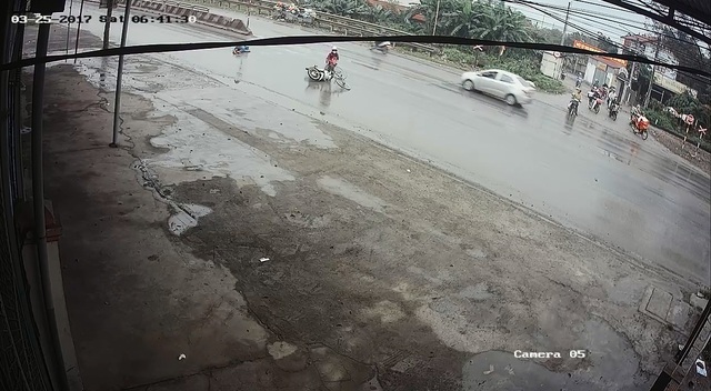Video cô gái gây tai nạn cho người phụ nữ đạp xe qua đường rồi bỏ đi gây tranh cãi - Ảnh 7. Video cô gái gây tai nạn cho người phụ nữ đạp xe qua đường rồi bỏ đi gây tranh cãi - Ảnh 7.