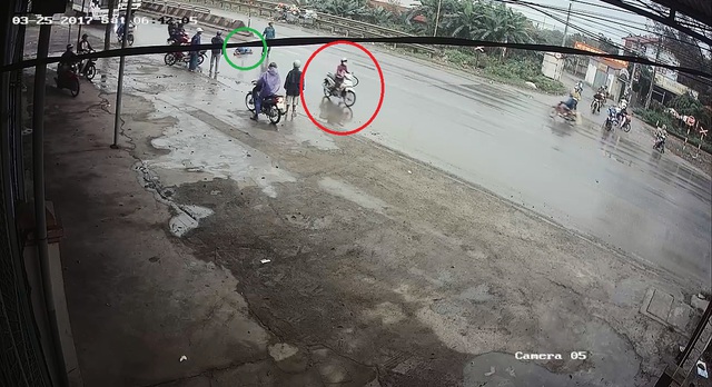 Video cô gái gây tai nạn cho người phụ nữ đạp xe qua đường rồi bỏ đi gây tranh cãi - Ảnh 8.
