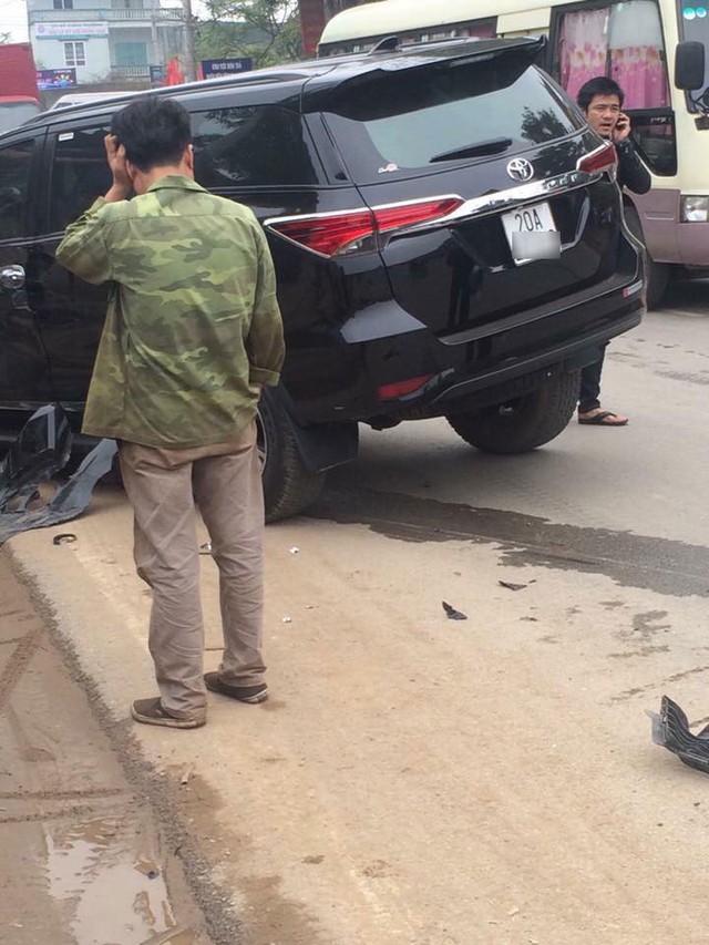 Lại thêm Toyota Fortuner 2017 bị tai nạn tại Việt Nam - Ảnh 1.