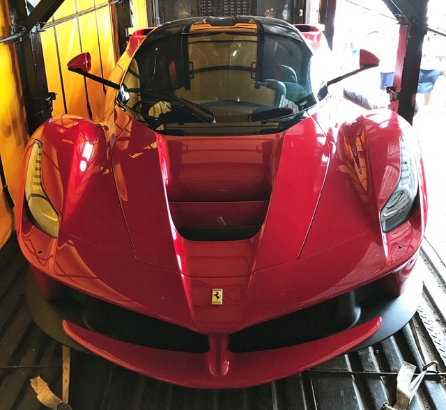 Siêu xe Ferrari LaFerrari nhập lậu bị lực lượng chức năng tịch thu - Ảnh 1.