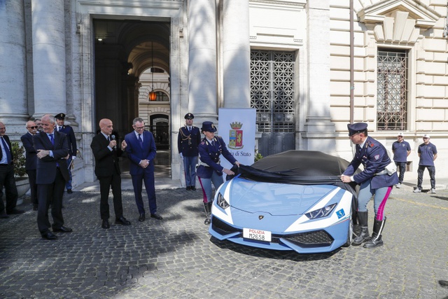 Cảnh sát Ý dùng siêu xe cây nhà, lá vườn Lamborghini Huracan làm ô tô tuần tra - Ảnh 1.