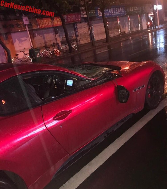 Cột điện đổ trúng xe sang Maserati GranTurismo trong mưa bão - Ảnh 2.