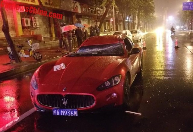 Cột điện đổ trúng xe sang Maserati GranTurismo trong mưa bão - Ảnh 7.