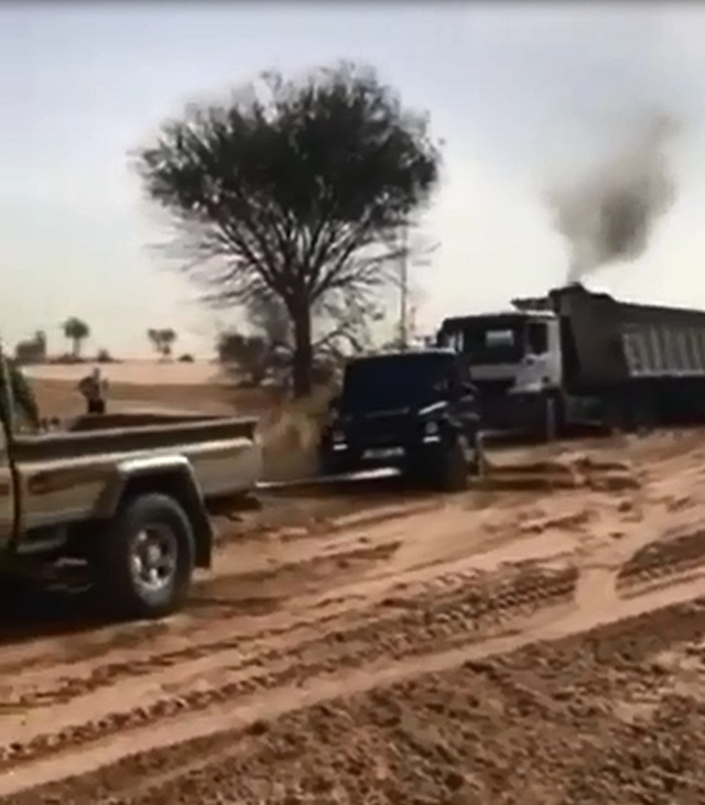 Thái tử điển trai dùng Mercedes-AMG G63 kéo ô tô tải bị mắc kẹt trên sa mạc - Ảnh 3.