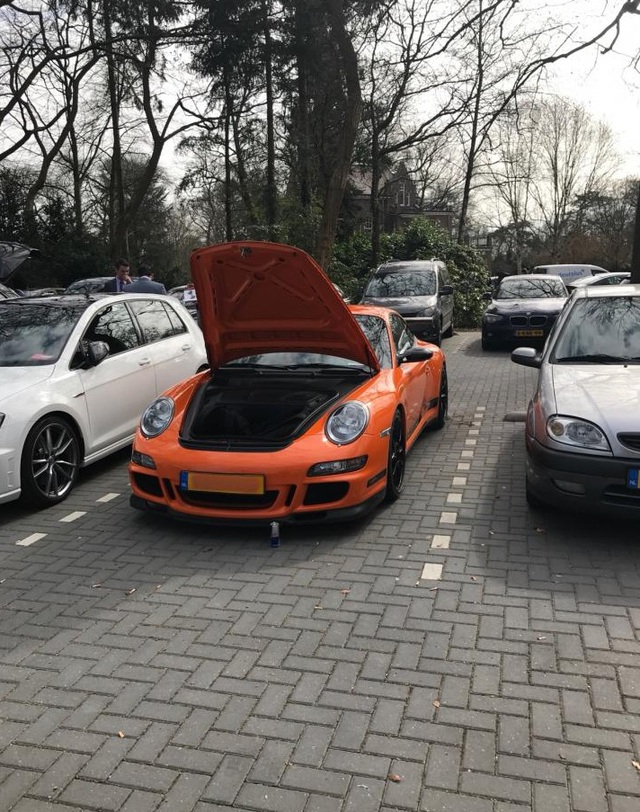 Nam sinh khiến ai cũng phải ghen tị khi lái Porsche 911 GT3 RS đến trường - Ảnh 2.