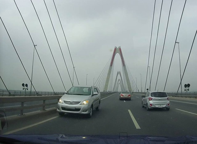 Video 5 ô tô nối đuôi nhau chạy ngược chiều trên cầu Nhật Tân - Ảnh 2.